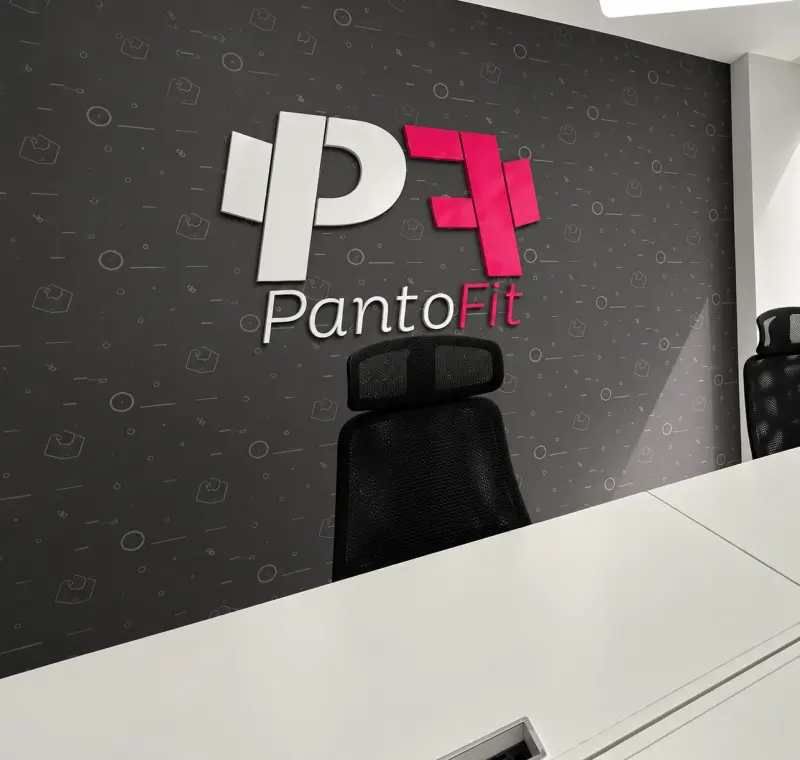Enseigne murale personnalisée avec logo à l’accueil d’une entreprise