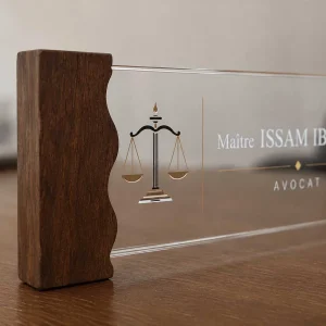 Plaque de bureau personnalisée en bois de noyer et acrylique pour avocat — Maître Issam Ibrahim