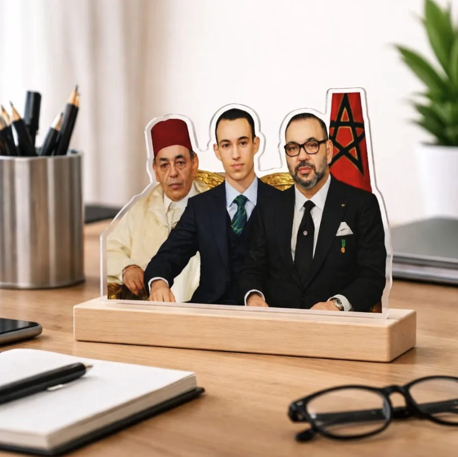 Plaque de bureau en acrylique découpé sur socle en bois avec le portrait de feu Sa Majesté le Roi Hassan II, Son Altesse Royale le Prince Héritier Moulay El Hassan et Sa Majesté le Roi Mohammed VI