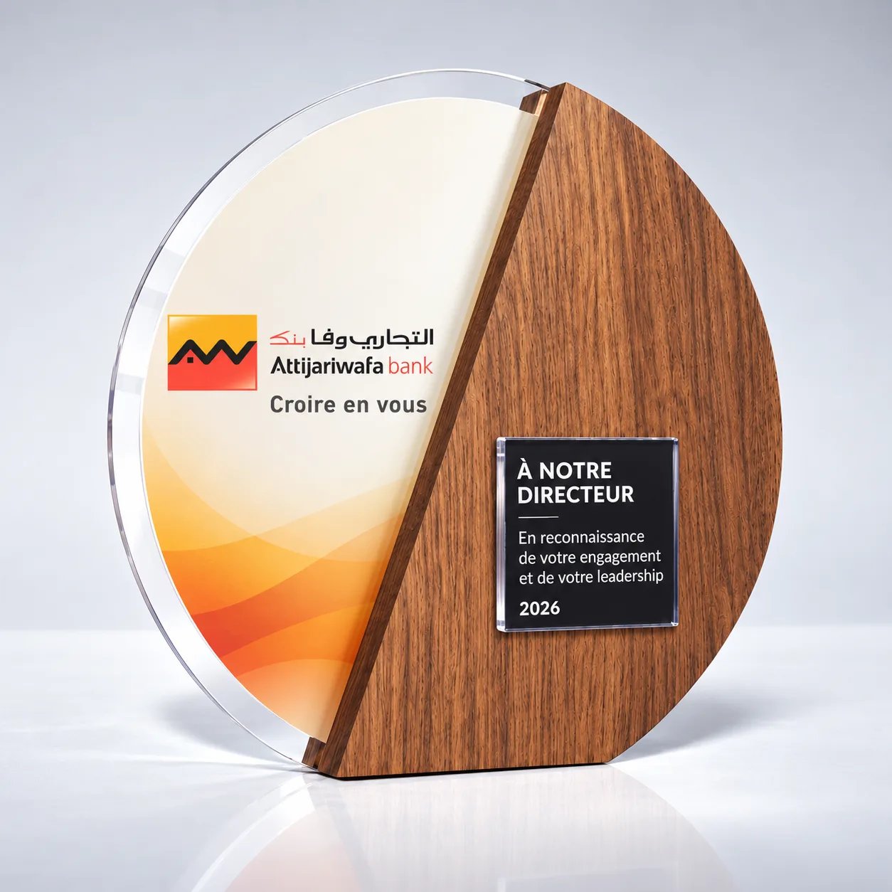 Trophée rond en plexiglas imprimé aux couleurs d'une entreprise et chêne massif, avec plaque de dédicace
